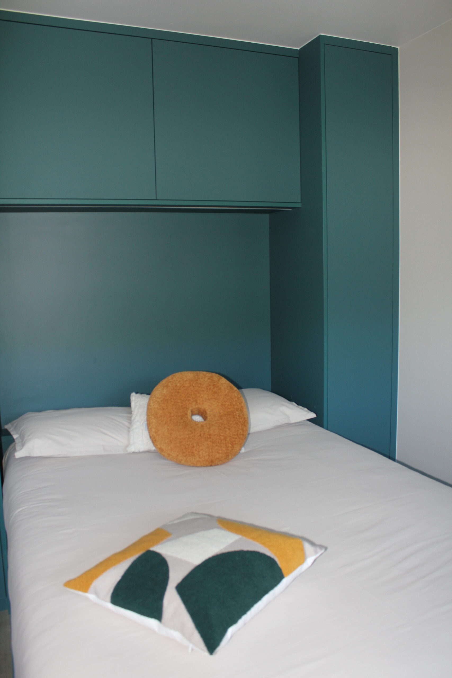 Vue frontale de l'alcôve lit encastrée dans l'ensemble sur-mesure bleu – décoration chambre ado garçon Luxembourg